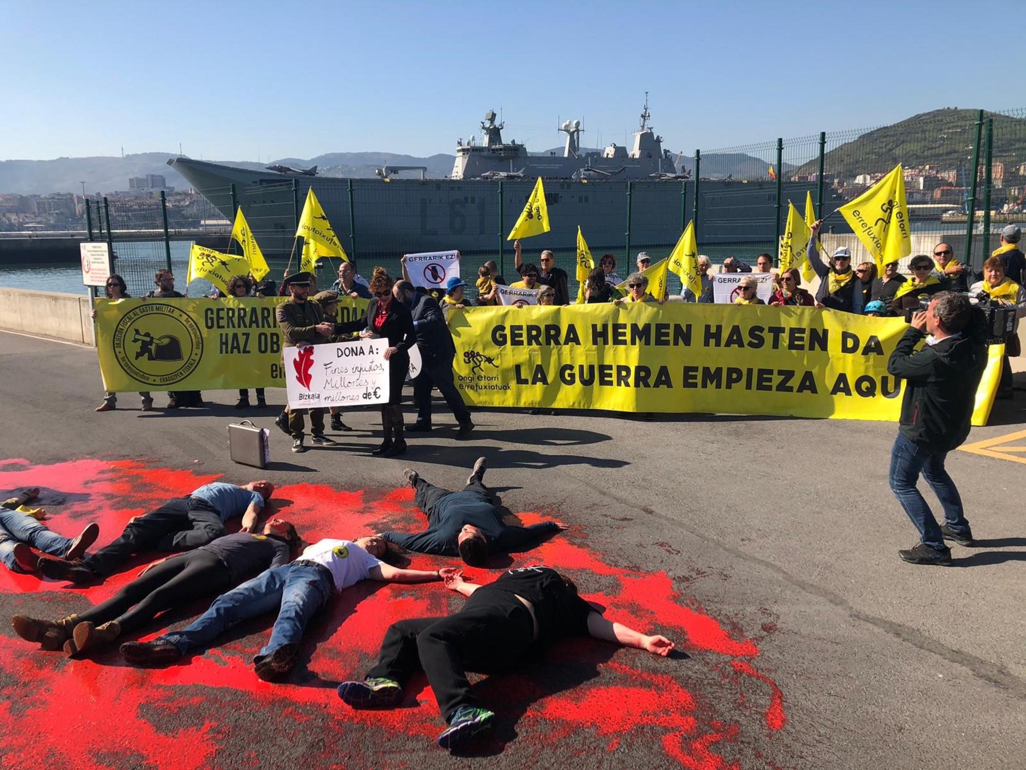 Accion directa noviolenta en Getxo Bizkaia frente al portaaviones Juan Carlos I año 2019